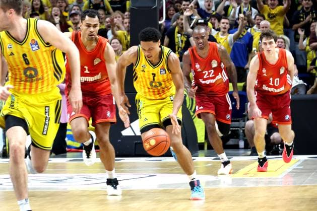DEU, easyCredit BBL, ALBA vs. Bayern Muenchen, 26.10.2025, Uber-Arena, Berlin, DEU, easyCredit BBL, ALBA vs. Bayern Muenchen, im Bild Jack Kayil( ALBA Berlin 7), Oscar da Silva (FC Bayern Muenchen 1), Isiaha Mike (FC Bayern Muenchen 22), Justinian Jessup (FC Bayern Muenchen 10)