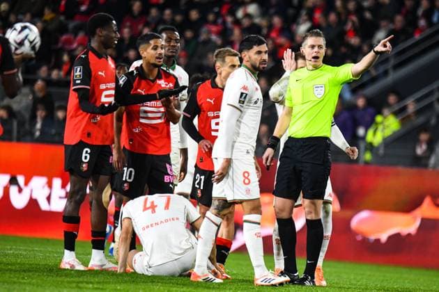 FOOTBALL : Stade Rennais vs OGC Nice - Ligue 1 - JournÃ e 9 - 26 10 2025 Marc Bollengier (Arbitre central) Morgan Sanson (OGC Nice) RennesFrance  Copyright: xBaptistexAutissierx