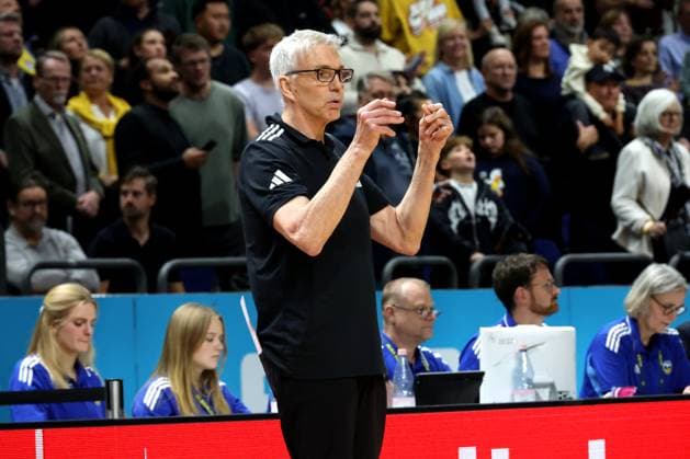DEU, easyCredit BBL, ALBA vs. Bayern Muenchen, 26.10.2025, Uber-Arena, Berlin, DEU, easyCredit BBL, ALBA vs. Bayern Muenchen, im Bild Head Coach Gordon Herbert (FC Bayern Muenchen), Muenchner-Spielerbank
