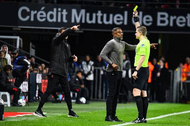 FOOTBALL : Stade Rennais vs OGC Nice - Ligue 1 - JournÃ e 9 - 26 10 2025 Habib Beye (Stade Rennais) Marc Bollengier (Arbitre central) RennesFrance  Copyright: xBaptistexAutissierx