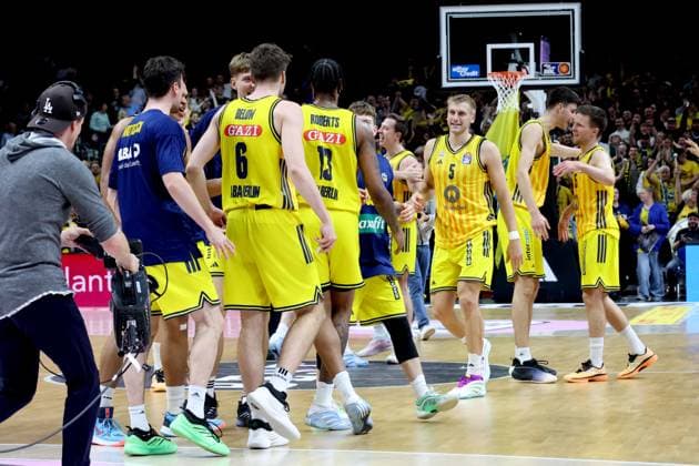 DEU, easyCredit BBL, ALBA vs. Bayern Muenchen, 26.10.2025, Uber-Arena, Berlin, DEU, easyCredit BBL, ALBA vs. Bayern Muenchen, im Bild ALBA-Spielerkreis