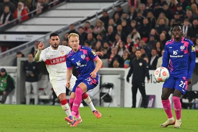 Deniz UNDAV (VFB Stuttgart), Aktion,Zweikampf gegen Andreas HANCHE OLSEN (1.FSV Mainz 05),re: Danny DA COSTA (1.FSV Mainz 05). Fussball 1. Bundesliga Saison 2025 2026, 8.Spieltag, Spieltag08 VfB Stuttgart - 1.FSV Mainz 05 2-1 am 26.10.2025 MHP ARENA.