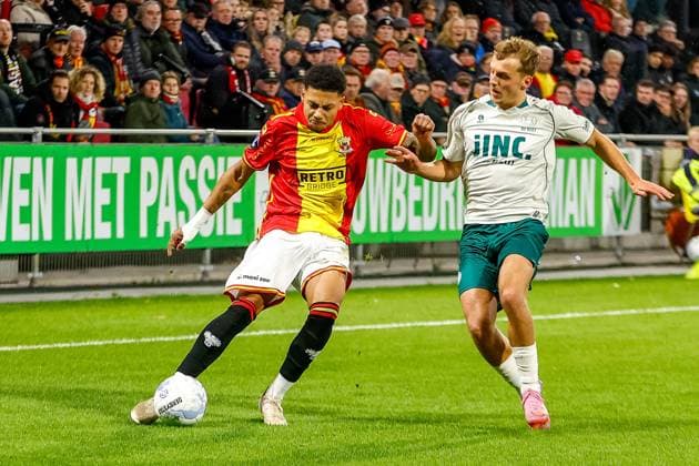 DEVENTER , 26-10-2025 , Stadium De Adelaarshorst , season 2025 2026 , Dutch Eredivisie football . match between Go Ahead Eagles and Excelsior Rotterdam, Picture shows GA Eagles player Richonell Margaret vs Excelsior player Gyan de Regt Go Ahead Eagles - Excelsior  x31706652x Copyright: