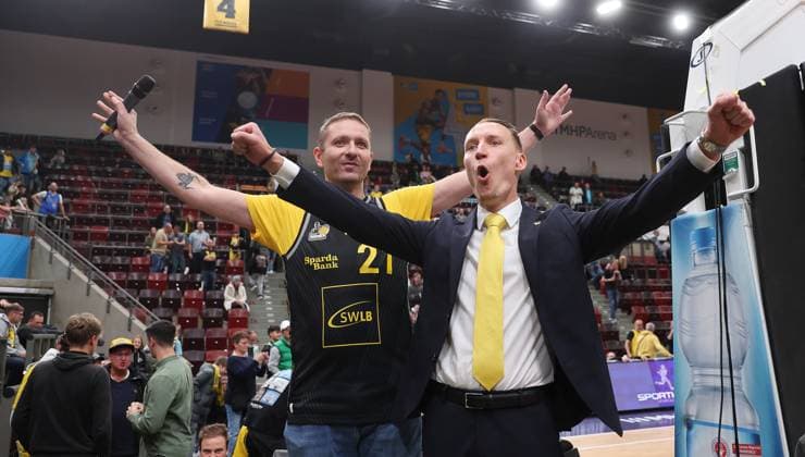 Ludwigsburg , easyCredit Basketball Bundesliga MHP Riesen Ludwigsburg vs. ratiopharm Ulm , von links: Vincenzo DÂ Amico ( Einheizer ) Trainer Mikko Riipinen ( Riesen )