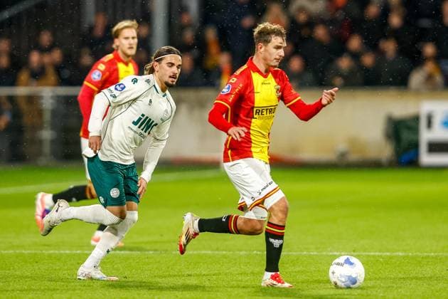 DEVENTER , 26-10-2025 , Stadium De Adelaarshorst , season 2025 2026 , Dutch Eredivisie football . match between Go Ahead Eagles and Excelsior Rotterdam, Picture shows GA Eagles player Calvin Twigt vs Excelsior player Irakli Yegoian Go Ahead Eagles - Excelsior  x31706655x Copyright: