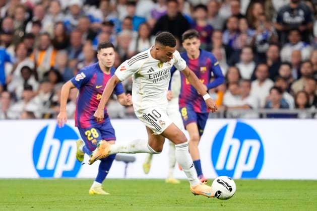 Real Madrid CF v FC Barcelona, Barca - LaLiga EA Sports Kylian Mbappe centre-forward of Real Madrid and France is replaced during the La Liga EA Sports match between Real Madrid CF and FC Barcelona at Estadio Santiago Bernabeu on October 26, 2025 in Madrid, Spain. Madrid Spain  Copyright: xJosexBretonx originalFilename:bretonhernandez-realmadr251026_npjWf.jpg