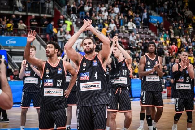 Mark Smith (ratiopharm Ulm, 13), Christopher Ledlum (ratiopharm Ulm, 04) und Team - sichtlich enttaeuscht nach Niederlage in Ludwigsburg GER, MHP Riesen Ludwigsburg vs. ratiopharm Ulm, easycredit BBL, Basketball, Bundesliga, 5. Spieltag, Spielzeit 2025 2026, 26.10.2025 GER, MHP Riesen Ludwigsburg vs. ratiopharm Ulm, easycredit BBL, Basketball, Bundesliga, 5. Spieltag, Spielzeit 2025 2026, 26.10.2025 Ludwigsburg Copyright: xSandyxDinkelackerx EP_SDR