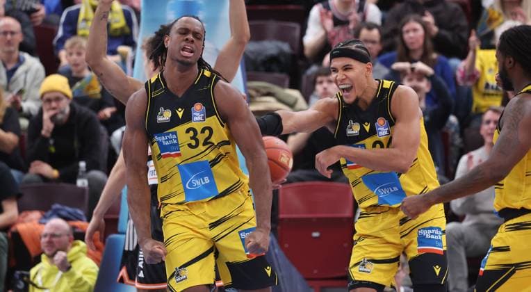 Ludwigsburg , easyCredit Basketball Bundesliga MHP Riesen Ludwigsburg vs. ratiopharm Ulm , von links: Keeshawn Kellman Brandon Tischler ( Riesen )