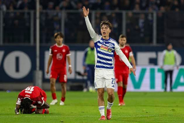 Duisburg, Deutschland, 26.10.25: Jan-Simon Symalla (MSV Duisburg) gestikuliert, Gestik waehrend des Spiels der 3. Liga MSV Duisburg vs Rot-Weiss Essen in der schauinsland-reisen-arena Duisburg schauinsland-reisen-arena North Rhine-Westphalia Germany Copyright: xBrauer-Fotoagenturx xAdrianxSchlx