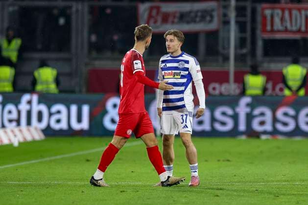Duisburg, Deutschland, 26.10.25: Torben Müsel (Rot-Weiss Essen) und Patrick Sussek diskutieren miteinander waehrend des Spiels der 3. Liga MSV Duisburg vs Rot-Weiss Essen in der schauinsland-reisen-arena Duisburg schauinsland-reisen-arena North Rhine-Westphalia Germany Copyright: xBrauer-Fotoagenturx xAdrianxSchlx