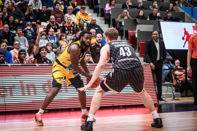 Tray Buchanan (MHP RIESEN Ludwigsburg, 02) vs. Christian Sengfelder (ratiopharm Ulm, 43) GER, MHP Riesen Ludwigsburg vs. ratiopharm Ulm, easycredit BBL, Basketball, Bundesliga, 5. Spieltag, Spielzeit 2025 2026, 26.10.2025 GER, MHP Riesen Ludwigsburg vs. ratiopharm Ulm, easycredit BBL, Basketball, Bundesliga, 5. Spieltag, Spielzeit 2025 2026, 26.10.2025 Ludwigsburg Copyright: xSandyxDinkelackerx EP_SDR