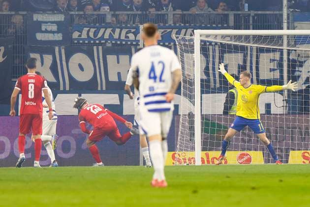 Fußball 3.Liga, 12.Spieltag, Saison 2025 2026, MSV Duisburg - Rot-Weiss Essen am 26.10.2025 in der Schauinsland-Reisen-Arena in Duisburg Jakob Golz ( Rot-Weiss Essen )
