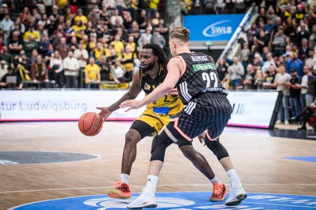 Tray Buchanan (MHP RIESEN Ludwigsburg, 02) vs. Thomas Klepeisz (ratiopharm Ulm, 22) GER, MHP Riesen Ludwigsburg vs. ratiopharm Ulm, easycredit BBL, Basketball, Bundesliga, 5. Spieltag, Spielzeit 2025 2026, 26.10.2025 GER, MHP Riesen Ludwigsburg vs. ratiopharm Ulm, easycredit BBL, Basketball, Bundesliga, 5. Spieltag, Spielzeit 2025 2026, 26.10.2025 Ludwigsburg Copyright: xSandyxDinkelackerx EP_SDR