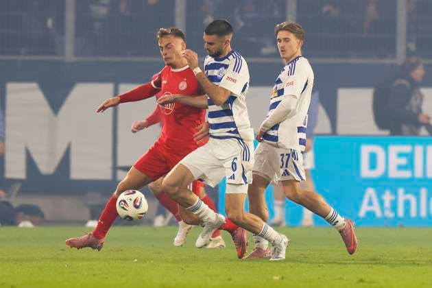 Fußball 3.Liga, 12.Spieltag, Saison 2025 2026, MSV Duisburg - Rot-Weiss Essen am 26.10.2025 in der Schauinsland-Reisen-Arena in Duisburg Marvin Obuz ( Rot-Weiss Essen )