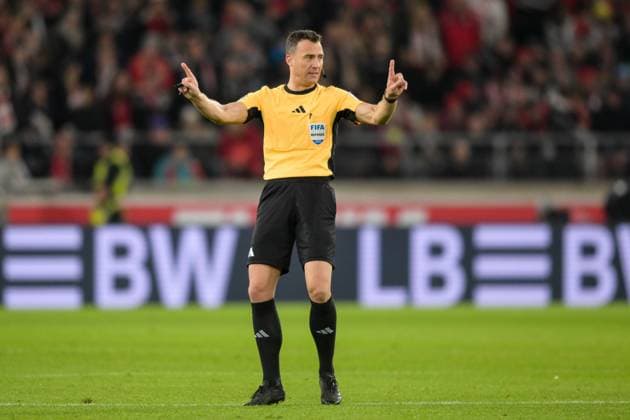 Fußball, 1. Bundesliga, 20251026, VfB Stuttgart - 1. FSV Mainz 05. Im Bild Schiedsrichter Felix ZWAYER leht Reklamation ab Gestik Mimig. Stuttgart MHP Arena Baden Württemberg Deutschland Copyright: Passion2Press MarkusxFischerx