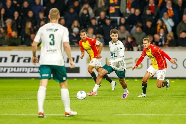 DEVENTER , 26-10-2025 , Stadium De Adelaarshorst , season 2025 2026 , Dutch Eredivisie football . match between Go Ahead Eagles and Excelsior Rotterdam, Picture shows GA Eagles player Kenzo Goudmijn vs Excelsior player Mathijs Tielemans Go Ahead Eagles - Excelsior  x31706723x Copyright: