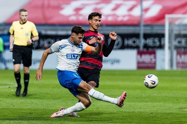 3. Liga: Viktoria Köln - Hansa Rostock; 26.10.2025 Zweikampf Marco Schuster (Hansa Rostock, 5), Leonhard Münst (FC Viktoria Köln, 5) 3. Liga: Viktoria Köln - Hansa Rostock, Köln, Sportpark Höhenberg am 26.10.2025 DFB REGULATIONS PROHIBIT ANY USE OF PHOTOGRAPHS AS IMAGE SEQUENCES AND OR QUASI-VIDEO. Copyright: xBEAUTIFULxSPORTS Wunderlx