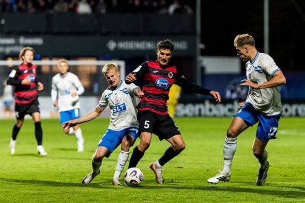 3. Liga: Viktoria Köln - Hansa Rostock; 26.10.2025 Zweikampf Viktor Bergh (Hansa Rostock, 33), Leonhard Münst (FC Viktoria Köln, 5) 3. Liga: Viktoria Köln - Hansa Rostock, Köln, Sportpark Höhenberg am 26.10.2025 DFB REGULATIONS PROHIBIT ANY USE OF PHOTOGRAPHS AS IMAGE SEQUENCES AND OR QUASI-VIDEO. Copyright: xBEAUTIFULxSPORTS Wunderlx