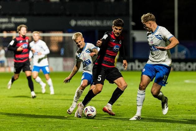 3. Liga: Viktoria Köln - Hansa Rostock; 26.10.2025 Zweikampf Viktor Bergh (Hansa Rostock, 33), Leonhard Münst (FC Viktoria Köln, 5) 3. Liga: Viktoria Köln - Hansa Rostock, Köln, Sportpark Höhenberg am 26.10.2025 DFB REGULATIONS PROHIBIT ANY USE OF PHOTOGRAPHS AS IMAGE SEQUENCES AND OR QUASI-VIDEO. Copyright: xBEAUTIFULxSPORTS Wunderlx