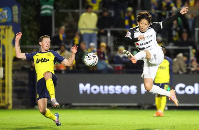 Union s Rob Schoofs and STVV s Rihito Yamamoto fight for the ball during a soccer match between Royale Union Saint-Gilloise and Sint-Truidense VV, Sunday 26 October 2025 in Brussels, on day 12 of the 2025-2026 Jupiler Pro League first division of the Belgian championship. VIRGINIExLEFOUR  x138045744x