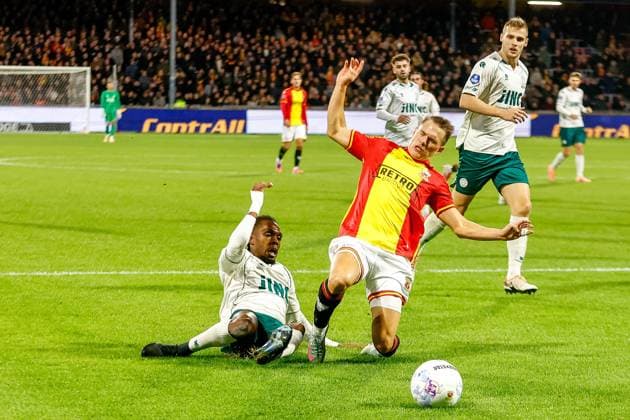 DEVENTER , 26-10-2025 , Stadium De Adelaarshorst , season 2025 2026 , Dutch Eredivisie football . match between Go Ahead Eagles and Excelsior Rotterdam, Picture shows GA Eagles player Calvin Twigt vs Excelsior player Arthur Zagre Go Ahead Eagles - Excelsior  x31706811x Copyright: