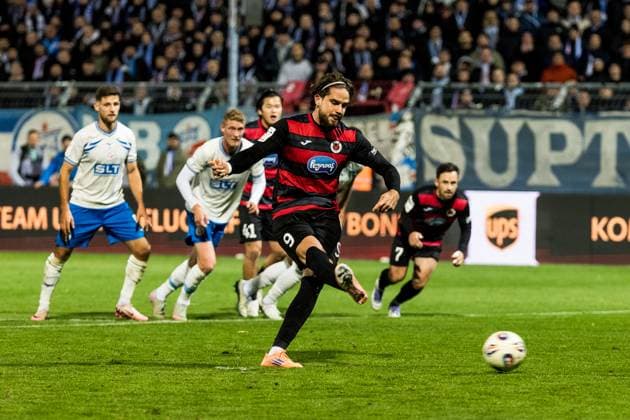 3. Liga: Viktoria Köln - Hansa Rostock; 26.10.2025 Lex Tyger Lobinger (FC Viktoria Köln, 9) schießt den Elfmeter zum 2:4, Tor 3. Liga: Viktoria Köln - Hansa Rostock, Köln, Sportpark Höhenberg am 26.10.2025 DFB REGULATIONS PROHIBIT ANY USE OF PHOTOGRAPHS AS IMAGE SEQUENCES AND OR QUASI-VIDEO. Copyright: xBEAUTIFULxSPORTS Wunderlx