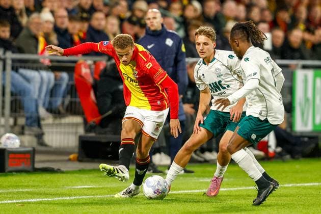 DEVENTER , 26-10-2025 , Stadium De Adelaarshorst , season 2025 2026 , Dutch Eredivisie football . match between Go Ahead Eagles and Excelsior Rotterdam, Picture shows GA Eagles player Kenzo Goudmijn vs Excelsior player Arthur Zagre Go Ahead Eagles - Excelsior  x31706815x Copyright: