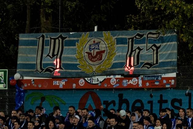 3. Liga: Viktoria Köln - Hansa Rostock; 26.10.2025 Ende im Sportpark Höhenberg: 2:4 Ein Fanbanner von Hansa Rostock verdeckt die Anzeigentafel 3. Liga: Viktoria Köln - Hansa Rostock, Köln, Sportpark Höhenberg am 26.10.2025 DFB REGULATIONS PROHIBIT ANY USE OF PHOTOGRAPHS AS IMAGE SEQUENCES AND OR QUASI-VIDEO. Copyright: xBEAUTIFULxSPORTS Wunderlx