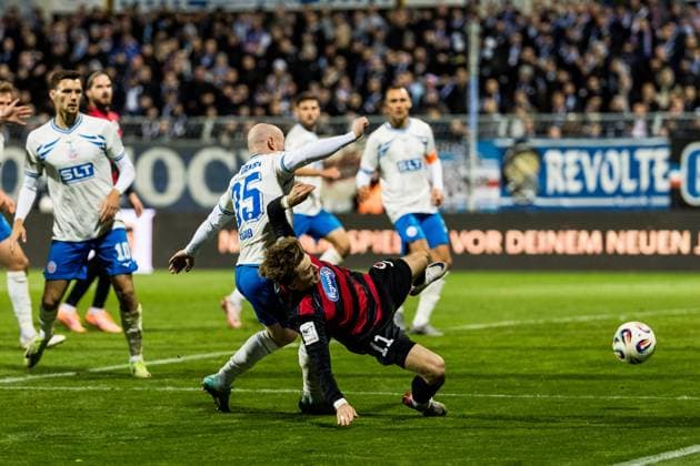 3. Liga: Viktoria Köln - Hansa Rostock; 26.10.2025 Zweikampf Maximilian Krauß (Hansa Rostock, 35), Robin Velasco (FC Viktoria Köln, 11) 3. Liga: Viktoria Köln - Hansa Rostock, Köln, Sportpark Höhenberg am 26.10.2025 DFB REGULATIONS PROHIBIT ANY USE OF PHOTOGRAPHS AS IMAGE SEQUENCES AND OR QUASI-VIDEO. Copyright: xBEAUTIFULxSPORTS Wunderlx