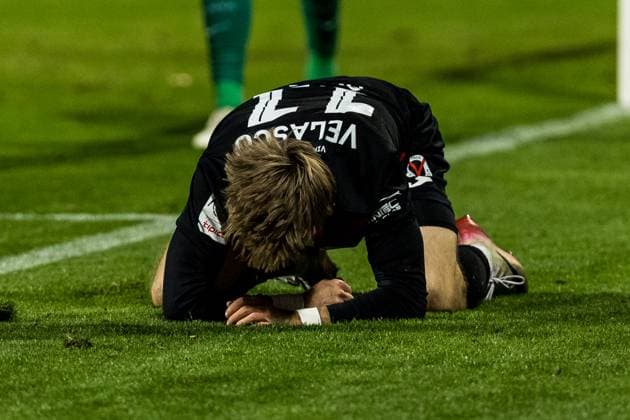 3. Liga: Viktoria Köln - Hansa Rostock; 26.10.2025 Robin Velasco (FC Viktoria Köln, 11) liegt frustriert auf dem Boden 3. Liga: Viktoria Köln - Hansa Rostock, Köln, Sportpark Höhenberg am 26.10.2025 DFB REGULATIONS PROHIBIT ANY USE OF PHOTOGRAPHS AS IMAGE SEQUENCES AND OR QUASI-VIDEO. Copyright: xBEAUTIFULxSPORTS Wunderlx