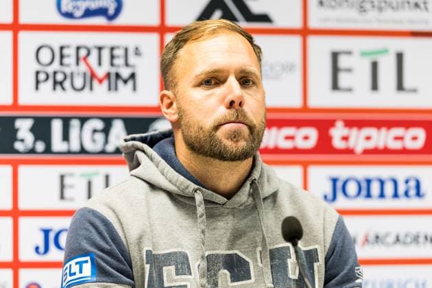 3. Liga: Viktoria Köln - Hansa Rostock; 26.10.2025 Daniel Brinkmann (Trainer Hansa Rostock) während der Pressekonferenz 3. Liga: Viktoria Köln - Hansa Rostock, Köln, Sportpark Höhenberg am 26.10.2025 DFB REGULATIONS PROHIBIT ANY USE OF PHOTOGRAPHS AS IMAGE SEQUENCES AND OR QUASI-VIDEO. Copyright: xBEAUTIFULxSPORTS Wunderlx