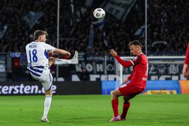 Fussball, 3.Liga Saison 2025 2026 12. Spieltag MSV Duisburg - Rot-Weiss Essen 26.10.2025, schauinsland-reisen-arena Steffen Meuer (MSV Duisburg, 18) Marvin Obuz (Rot-Weiss Essen, 10) Duisburg schauinsland-reisen-arena Nordrhein-Westfalen Deutschland