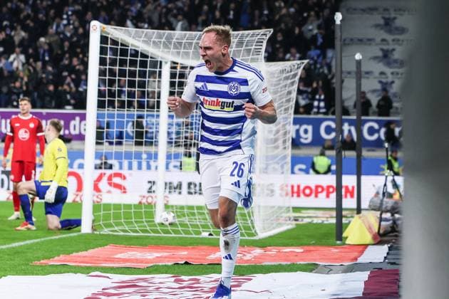 Fussball, 3.Liga Saison 2025 2026 12. Spieltag MSV Duisburg - Rot-Weiss Essen 26.10.2025, schauinsland-reisen-arena Torjubel MSV Duisburg nach dem Tor zum 1-0 durch Florian Krüger (MSV Duisburg, 26) Duisburg schauinsland-reisen-arena Nordrhein-Westfalen Deutschland
