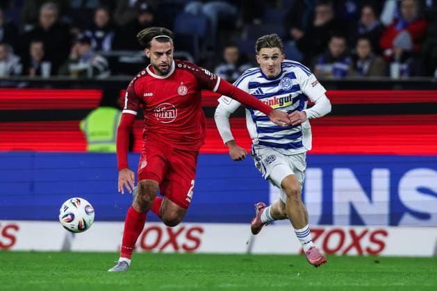 Sport Bilder des Tages Fussball, 3.Liga Saison 2025 2026 12. Spieltag MSV Duisburg - Rot-Weiss Essen 26.10.2025, schauinsland-reisen-arena Jose Enrique Rios Alonso (Rot-Weiss Essen, 23) Patrick Sussek (MSV Duisburg, 37) Duisburg schauinsland-reisen-arena Nordrhein-Westfalen Deutschland