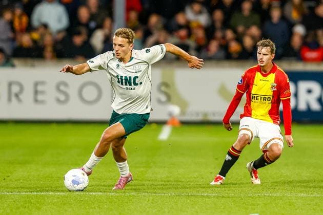 DEVENTER , 26-10-2025 , Stadium De Adelaarshorst , season 2025 2026 , Dutch Eredivisie football . match between Go Ahead Eagles and Excelsior Rotterdam, Picture shows GA Eagles player Calvin Twigt vs Excelsior player Adam Carlen Go Ahead Eagles - Excelsior  x31706889x Copyright: