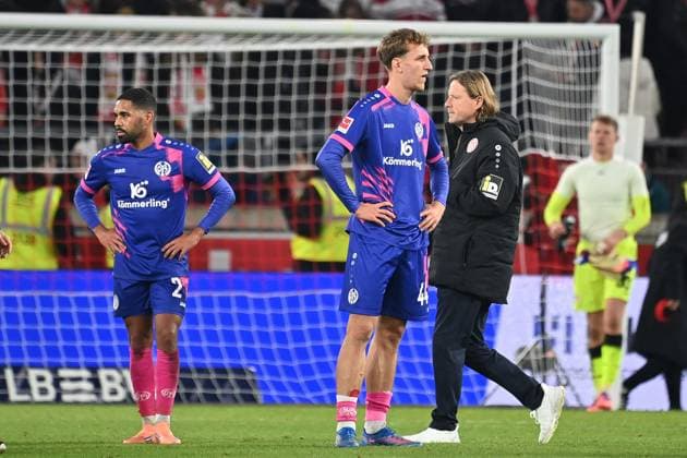 v.re:Trainer Bo HENRIKSEN (1.FSV Mainz 05), Nelson WEIPER (1.FSV MAinz 05), Philipp MWENE (1.FSV Mainz 05), Enttaeuschung,Frust,enttaeuscht, frustriert,niedergeschlagen nach Spielende. Fussball 1. Bundesliga Saison 2025 2026, 8.Spieltag, Spieltag08 VfB Stuttgart - 1.FSV Mainz 05 2-1 am 26.10.2025 MHP ARENA.