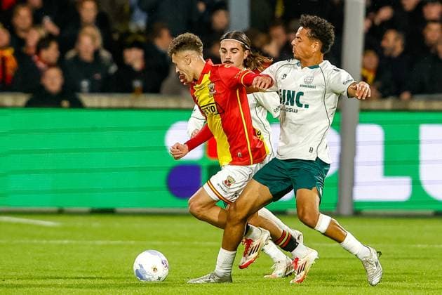 DEVENTER , 26-10-2025 , Stadium De Adelaarshorst , season 2025 2026 , Dutch Eredivisie football . match between Go Ahead Eagles and Excelsior Rotterdam, Picture shows GA Eagles player Yassir Salah Rahmouni vs Excelsior player Ilias Bronkhorst Go Ahead Eagles - Excelsior  x31706969x Copyright: