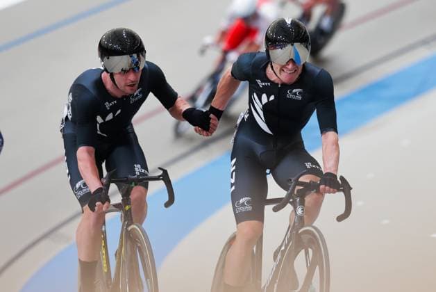 2025 Tissot UCI Track World Championships Picture by Alex Whitehead SWpix.com - 26 10 2025 - Cycling - 2025 Tissot UCI Track World Championships - Velodromo PenalolÃ n, Santiago, Chile - Men s Madison - Thomas Sexton (New Zealand) and Keegan Hornblow (New Zealand) Copyright: x xSWpix.comx(t axPhotographyxHubxLtd)xAlexxWhitehead SWpix.comx SWP-3030-12005