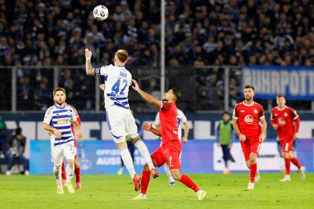 Fußball 3.Liga, 12.Spieltag, Saison 2025 2026, MSV Duisburg - Rot-Weiss Essen am 26.10.2025 in der Schauinsland-Reisen-Arena in Duisburg Alexander Hahn ( MSV Duisburg ), Ramin Safi ( Rot-Weiss Essen )