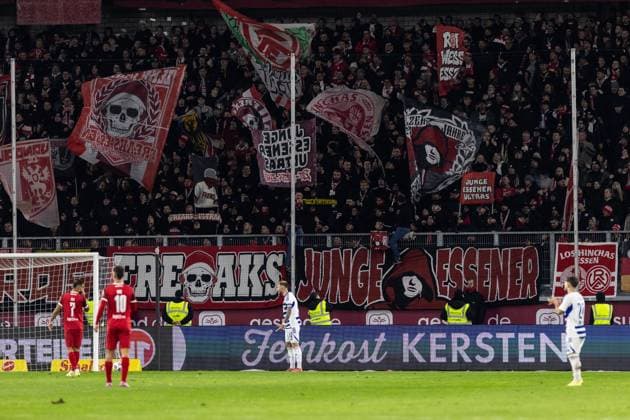 3.Liga: MSV Duisburg - Rot-Weiss Essen; 26.10.2025 Fans von Rot-Weiss Essen, Ultras. 3.Liga: MSV Duisburg - Rot-Weiss Essen; Schauinsland-Reisen-Arena, Duisburg; 26.10.2025 DFL regulations prohibit any use of photographs as image sequences and or quasi video. Copyright: xBEAUTIFULxSPORTS Buriakovx