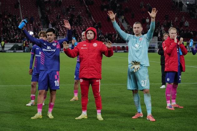 26.10.25 VfB Stuttgart - 1. FSV Mainz 05 Deutschland, Stuttgart, 26.10.2025, Fussball, Bundesliga, Saison 2025 2026, VfB Stuttgart - 1. FSV Mainz 05: Mainz nach dem Spiel in der Fankurve, links Nadiem Amiri, rechts TW Robin Zentner.