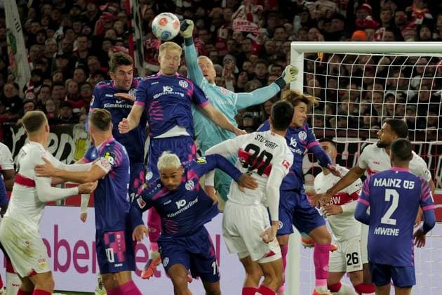 26.10.25 VfB Stuttgart - 1. FSV Mainz 05 Deutschland, Stuttgart, 26.10.2025, Fussball, Bundesliga, Saison 2025 2026, VfB Stuttgart - 1. FSV Mainz 05: Getümmel im Mainzer Strafraum. TW Robin Zentner, Mainz, klärt mit der Faust .