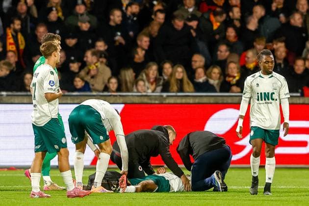 DEVENTER , 26-10-2025 , Stadium De Adelaarshorst , season 2025 2026 , Dutch Eredivisie football . match between Go Ahead Eagles and Excelsior Rotterdam, Picture shows Excelsior player Adam Carlen injured Go Ahead Eagles - Excelsior  x31707120x Copyright: