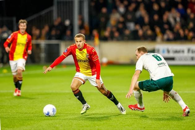 DEVENTER , 26-10-2025 , Stadium De Adelaarshorst , season 2025 2026 , Dutch Eredivisie football . match between Go Ahead Eagles and Excelsior Rotterdam, Picture shows GA Eagles player Kenzo Goudmijn vs Excelsior player Adam Carlen Go Ahead Eagles - Excelsior  x31707121x Copyright: