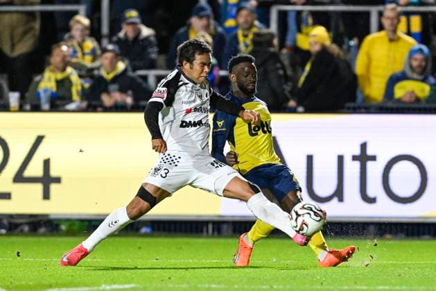 Royale Union Saint-Gilloise v Sint-Truidense VV - Jupiler Pro League BRUSSELS, BELGIUM - OCTOBER 26 : Yamamoto Rihito midfielder of Sint-Truiden and Niang Ousseynou midfielder of Union Saint-Gilloise during the Jupiler Pro League match between Royale Union Saint-Gilloise and Sint-Truidense VV on October 26, 2025 in Brussels, Belgium, 26 10 2025 Brussels Belgium  Copyright: xDhax