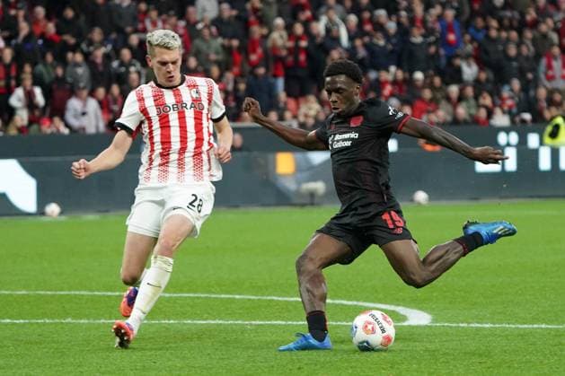 Fussball, 1 Bundesliga, Saison 2025 2026, Bayer 04 Leverkusen- SC Freiburg 26.10.2025, Bayarena Leverkusen Ernest Poku , Bayer 04 Leverkusen , Aktion, Einzelbild