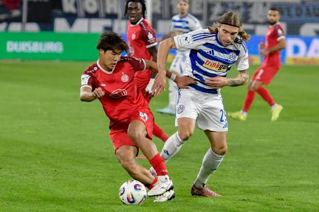 v. li. im Zweikampf Kaito Mizuta (Essen 24) Joshua Bitter (Duisburg 29) 26.10.2025 Fussball MSV Duisburg vs Rot-Weiss Essen, Schauinsland-Reisen-Arena, Duisburg, DFB DFL REGULATIONS PROHIBIT ANY USE OF PHOTOGRAPHS AS IMAGE SEQUENCES AND OR QUASI-VIDEO