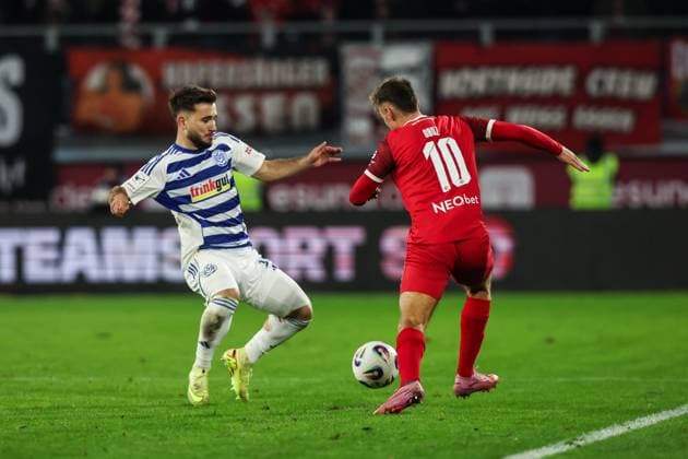 Fussball, 3.Liga Saison 2025 2026 12. Spieltag MSV Duisburg - Rot-Weiss Essen 26.10.2025, schauinsland-reisen-arena Can Coskun (MSV Duisburg, 27) Marvin Obuz (Rot-Weiss Essen, 10) Duisburg schauinsland-reisen-arena Nordrhein-Westfalen Deutschland