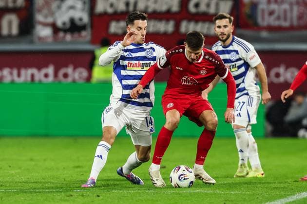 Fussball, 3.Liga Saison 2025 2026 12. Spieltag MSV Duisburg - Rot-Weiss Essen 26.10.2025, schauinsland-reisen-arena Conor Noß (MSV Duisburg,14) Michael Kostka (Rot-Weiss Essen, 2) Duisburg schauinsland-reisen-arena Nordrhein-Westfalen Deutschland