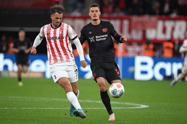 Max ROSENFELDER (FR) gegen Patrik SCHICK (LEV) Aktion, Zweikampf, Fussball 1. Bundesliga, 8.Spieltag, matchday8, Bayer Leverkusen (LEV) - SC Freiburg (FR) 2-0 am 26.10.2025 in Leverkusen Deutschland. DFL regulations prohibit any use of photographs as image sequences and or quasi-video Â